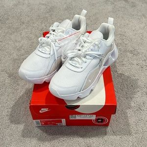 NWT Nike RYZ 365 2 White - Size 9